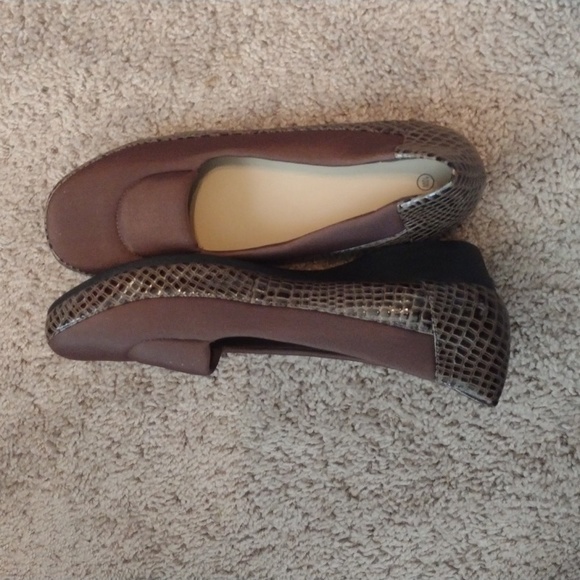 Ladies shoes...NWOT - Picture 2 of 2